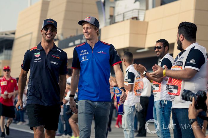 Daniel Ricciardo, Red Bull Racing y Brendon Hartley, Scuderia Toro Rosso en el desfile de pilotos