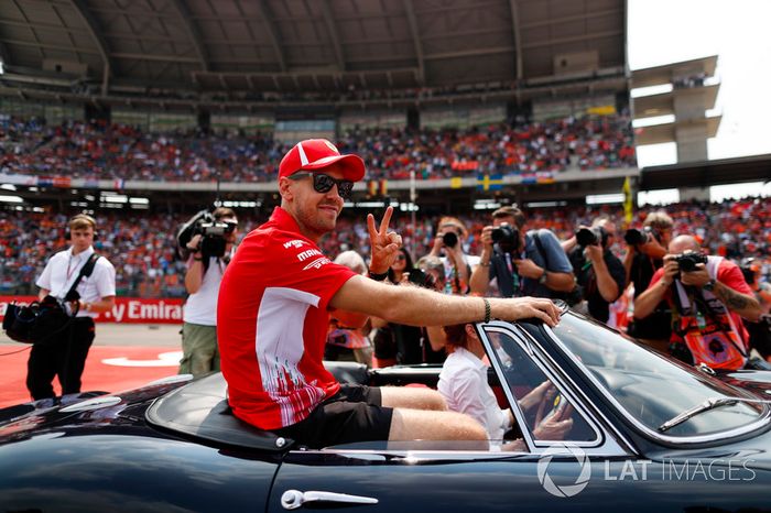 Sebastian Vettel, Ferrari, en el drivers parade