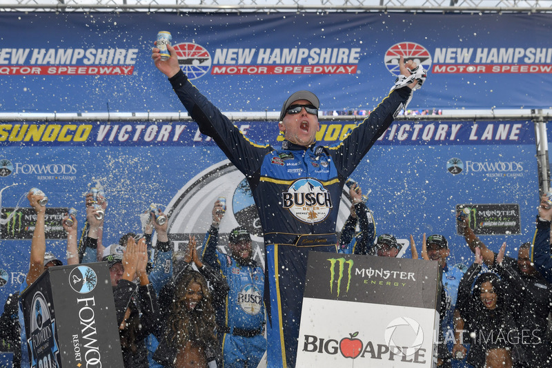 Race winner Kevin Harvick, Stewart-Haas Racing, Ford Fusion