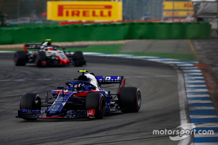Pierre Gasly, Toro Rosso STR13, Kevin Magnussen, Haas F1 Team VF-18