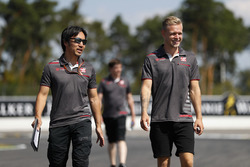 Kevin Magnussen, Haas F1 Team, marche sur la piste