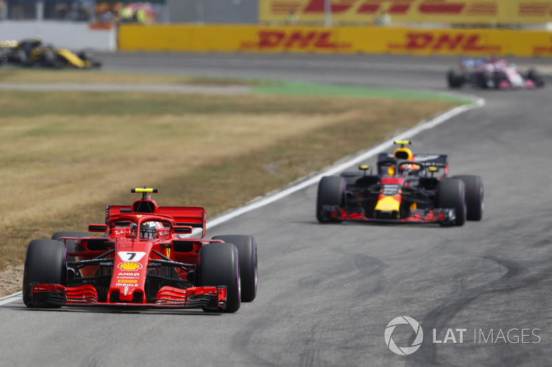 Kimi Raikkonen, Ferrari SF71H, precede Max Verstappen, Red Bull Racing RB14