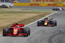 Kimi Raikkonen, Ferrari SF71H, precede Max Verstappen, Red Bull Racing RB14