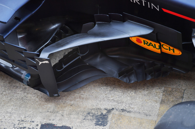 Red Bull Racing RB14 detalle del pontón y el bargeboard