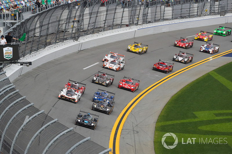 Start, #10 Wayne Taylor Racing Cadillac DPi, P: Renger van der Zande, Jordan Taylor, Ryan Hunter-Reay, Takes the Green Flag