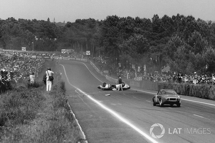 Roger Masson, Pierre Monneret, Rene Bonnet Aerodjet LM6 Renault, se encuentra boca abajo en medio de la pista cuando se acerca el Bruno Basini, Robert Bouharde, Renne Bonnet Aerodjet LM6 Renault
