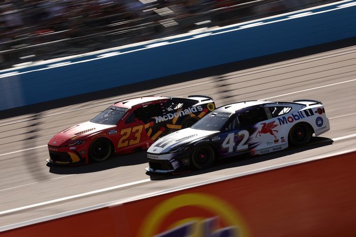 Bubba Wallace, 23XI Racing Toyota, John Hunter Nemechek, LEGACY MOTOR CLUB Toyota
