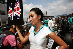 Gridgirl für Lewis Hamilton, Mercedes AMG F1 W07 Hybrid