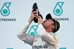 Nico Rosberg, Mercedes AMG F1 festeggia il suo terzo posto sul podio bevendo champagne dalla scarpa