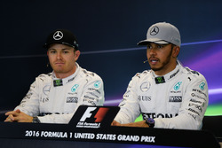 Nico Rosberg, Mercedes AMG F1 et son coéquipier Lewis Hamilton, Mercedes AMG F1, lors de la conférence de presse de la FIA