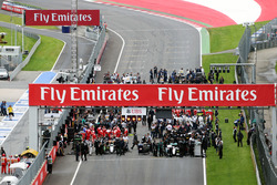 Lewis Hamilton, Mercedes AMG F1 W07 Hybrid en Nico Hulkenberg, Sahara Force India F1 VJM09 op de gri