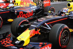 Max Verstappen, Red Bull Racing RB12 klimt uit zijn wagen naast Daniel Ricciardo, Red Bull Racing RB