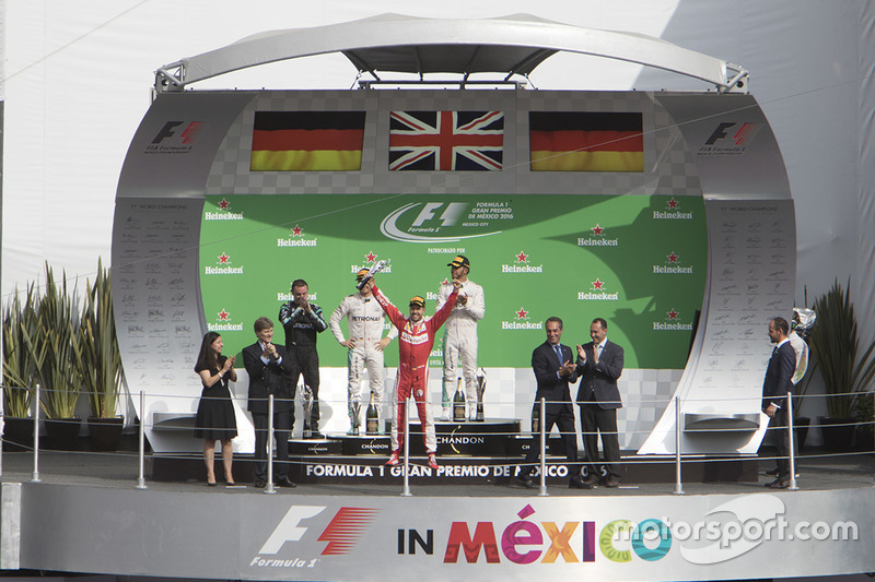 Podio: Tercer lugar Sebastian Vettel, Scuderia Ferrari celebra