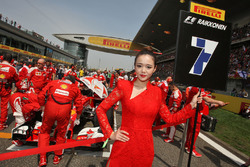 La grid girl di Kimi Raikkonen, Ferrari SF16-H