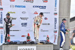 Podio: ganador de la carrera Santiago Urrutia, Schmidt Peterson Motorsports, segundo lugar André Neg