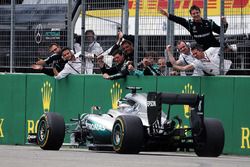 Winner Lewis Hamilton, Mercedes AMG F1 W07 Hybrid