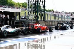 Lewis Hamilton, Mercedes AMG F1 W07 Hybrid voor Kimi Raikkonen, Ferrari SF16-H en Nico Rosberg, Merc