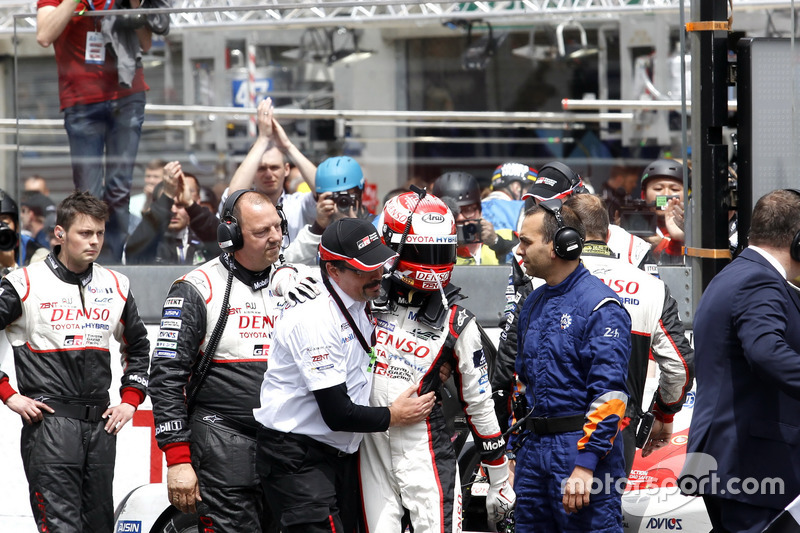 #5 Toyota Racing Toyota TS050 Hybrid: Kazuki Nakajima mit Rob Leupen, Toyota Motorsport nach der Zie