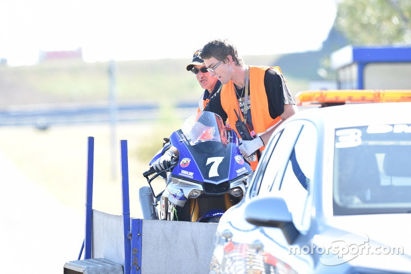Das Motorrad von #7 YART Yamaha nach dem Sturz von Bradley Smith