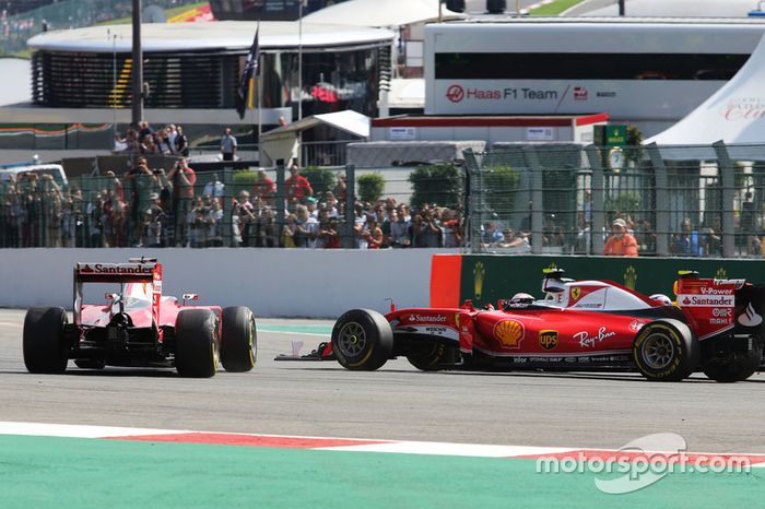 Sebastian Vettel, Ferrari SF16-H trompea junto con  su compañero de equipo Kimi Raikkonen, Ferrari SF16-H al inicio de la carrera