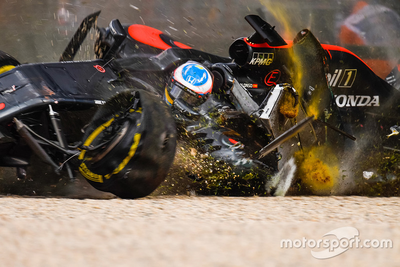 Fernando Alonso, McLaren MP4-31 in a huge crash