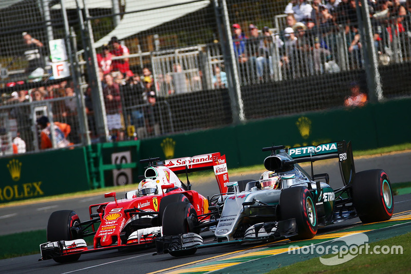 Lewis Hamilton, Mercedes AMG F1 Team W07 and Sebastian Vettel, Ferrari SF16-H battle for position