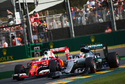 Lewis Hamilton, Mercedes AMG F1 Team W07 y Sebastian Vettel, Ferrari SF16-H luchan por la posición