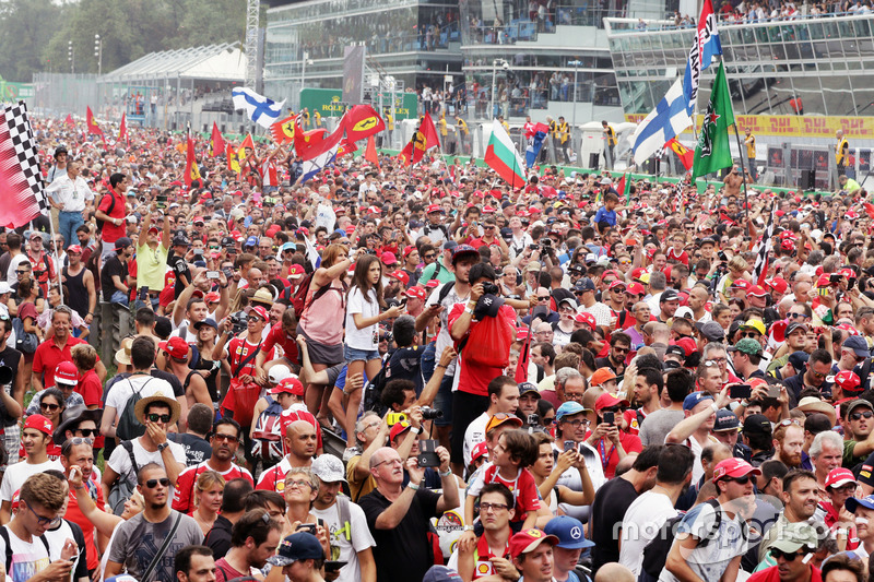 Tifosi sotto il podio