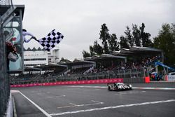 #2 Porsche Team Porsche 919 Hybrid: Romain Dumas, Neel Jani, Marc Lieb se lleva la bandera a cuadros
