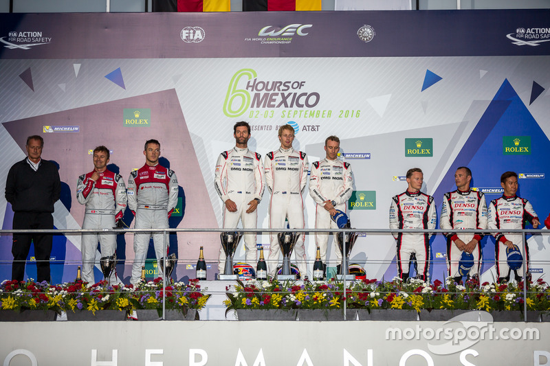 LMP1-Podium: Sieger #1 Porsche Team, Porsche 919 Hybrid: Timo Bernhard, Mark Webber, Brendon Hartley; 2. #7 Audi Sport Team Joest, Audi R18: Marcel Fässler, Andre Lotterer; 3. #6 Toyota Racing, Toyota TS050 Hybrid: Stéphane Sarrazin, Mike Conway, Kamui Kobayashi