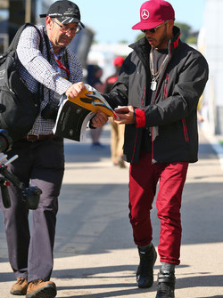 Lewis Hamilton, Mercedes AMG F1 signs autographs for the fans