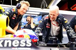 Dr Helmut Marko, Red Bull Racing Team Consultor conversa con Max Verstappen, Red Bull Racing