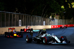 Ніко Росберг Mercedes AMG F1 W07 Hybridвипереджає Даніеля Ріккардо, Red Bull Racing RB12