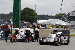 Auto ganador #2 Porsche Team Porsche 919 Hybrid: Romain Dumas, Neel Jani, Marc Lieb pasa al auto #5 Toyota Racing Toyota TS050 Hybrid: Anthony Davidson, Sébastien Buemi, Kazuki Nakajima después de la bandera a cuadros