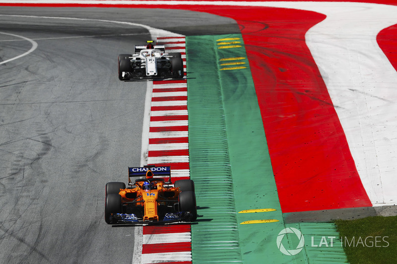Fernando Alonso, McLaren MCL33, y Charles Leclerc, Sauber C37, to the grid