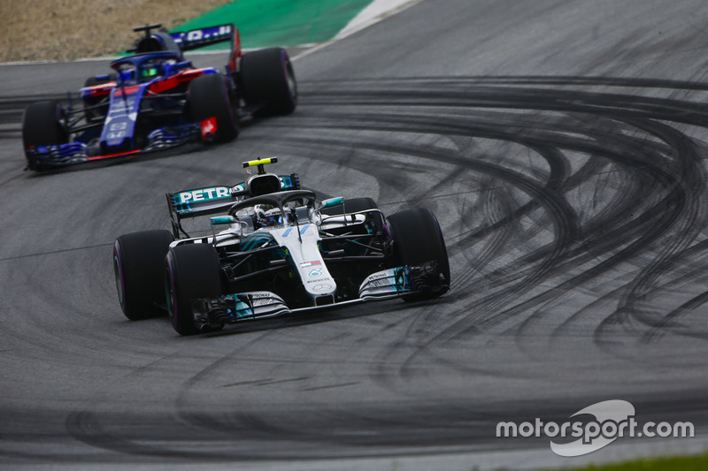 Valtteri Bottas, Mercedes AMG F1 W09, y Brendon Hartley, Toro Rosso STR13