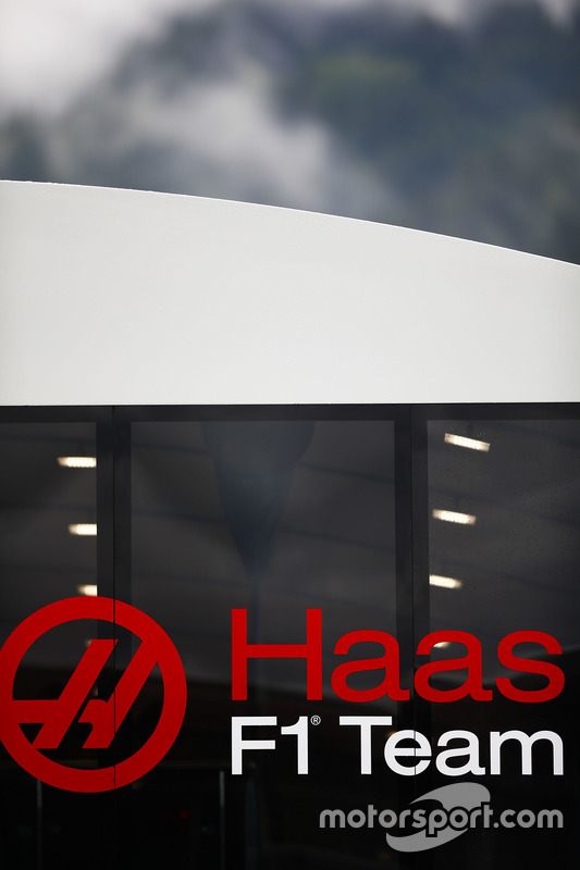 Logo del Team Haas F1 su un'unità dell'hospitality