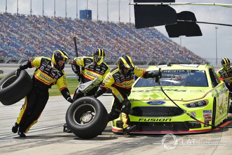 Paul Menard, Wood Brothers Racing, Ford Fusion Menards / Sylvania makes a pit stop