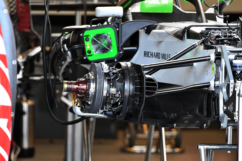 Haas F1 Team VF-18 ön fren detay