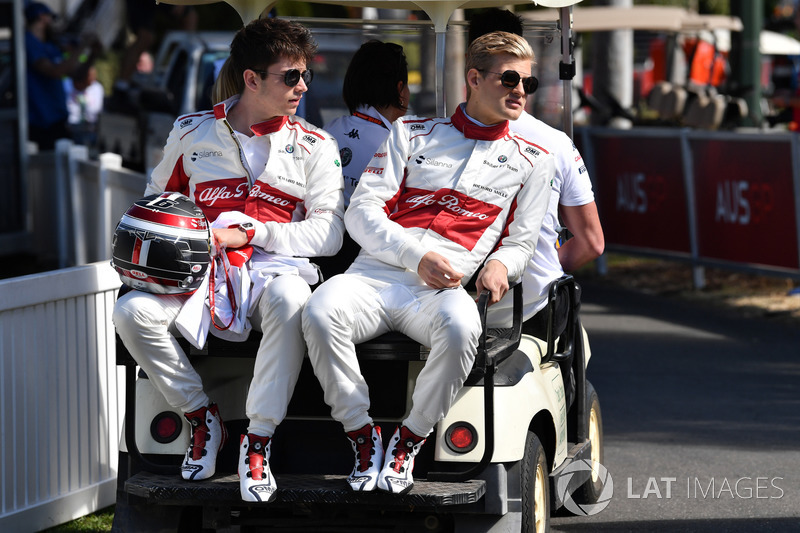 Charles Leclerc e Marcus Ericsson, da Alfa Romeo Sauber circulam em carrinho elétrico