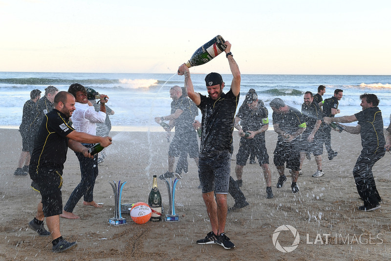 Jean-Eric Vergne, Techeetah, spruzza lo champagne sulla spiaggia