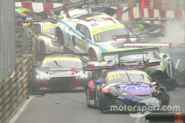 Macau GT start crash