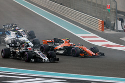 Старт гонки: Стоффель Вандорн, McLaren MCL32, и Кевин Магнуссен, Haas F1 Team VF-17
