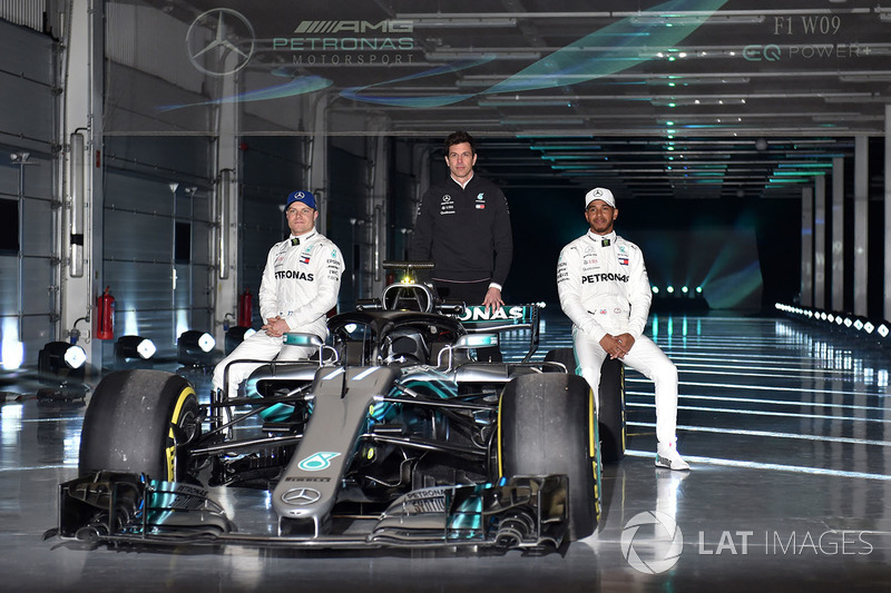 Valtteri Bottas, Mercedes AMG F1, Lewis Hamilton, Mercedes AMG F1, Toto Wolff, directeur exécutif Mercedes AMG F1