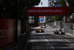 Kevin Magnussen, Haas F1 Team VF-18, devant Fernando Alonso, McLaren MCL33, et Charles Leclerc, Sauber C37