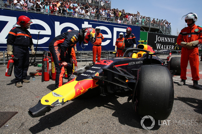 Max Verstappen, Red Bull Racing RB14 looks at his crashed car