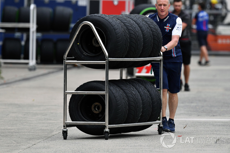 Механік Williams працює з шинами Pirelli