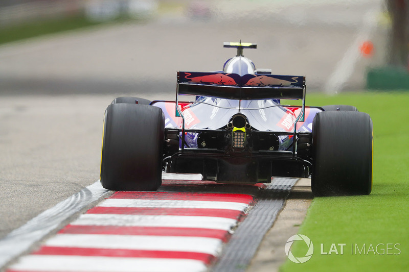 Pierre Gasly, Toro Rosso STR13 Honda, sort large sur l'astroturf au dernier virage