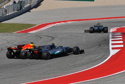 Valtteri Bottas, Mercedes-Benz F1 W08 et Daniel Ricciardo, Red Bull Racing RB13 en lutte
