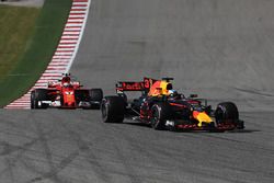 Daniel Ricciardo, Red Bull Racing RB13 y Kimi Raikkonen, Ferrari SF70H